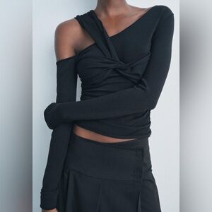 Zara CUT-OUT KNIT TOP Long Sleeve in Black Size Medium